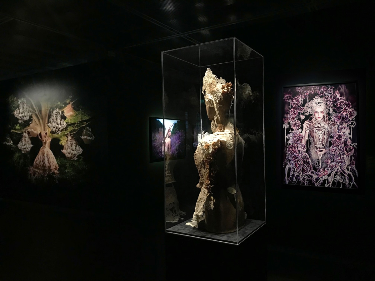 Exposición multisensorial Wonderland por Kirsty Mitchell