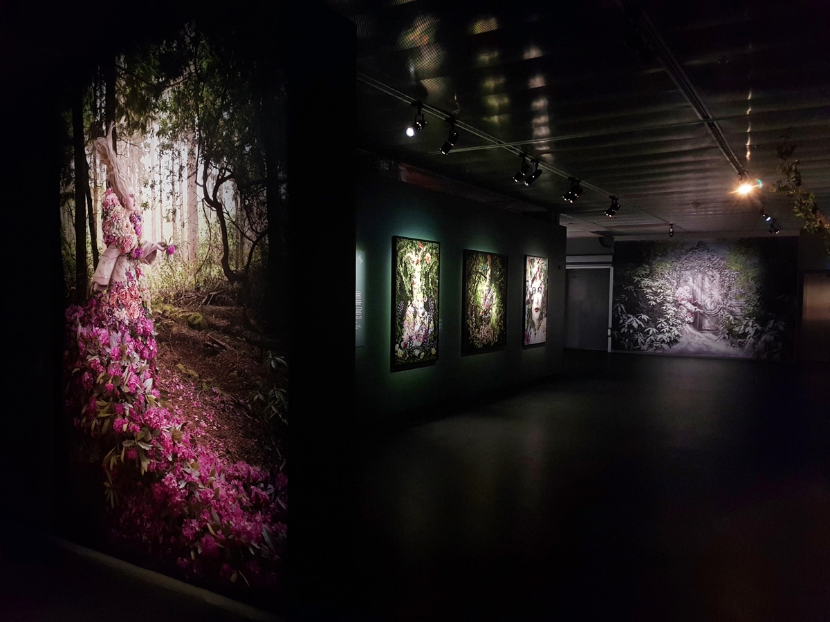 Exposición multisensorial Wonderland por Kirsty Mitchell