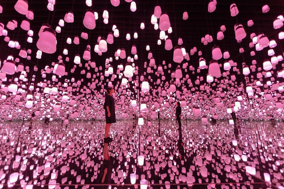 instalación inmersiva de teamLab instalación de luz rosa flor de cerezo cerezos