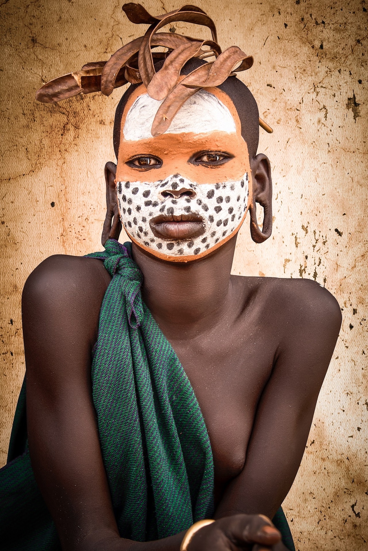 Retrato de pintura corporal de la tribu Suri