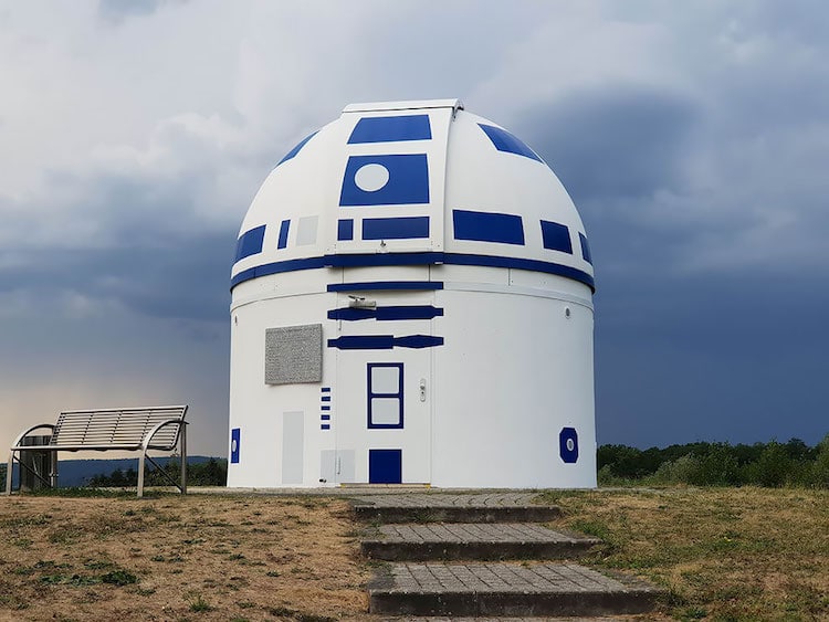 Giant R2-D2 Replica by Hubert Zitt