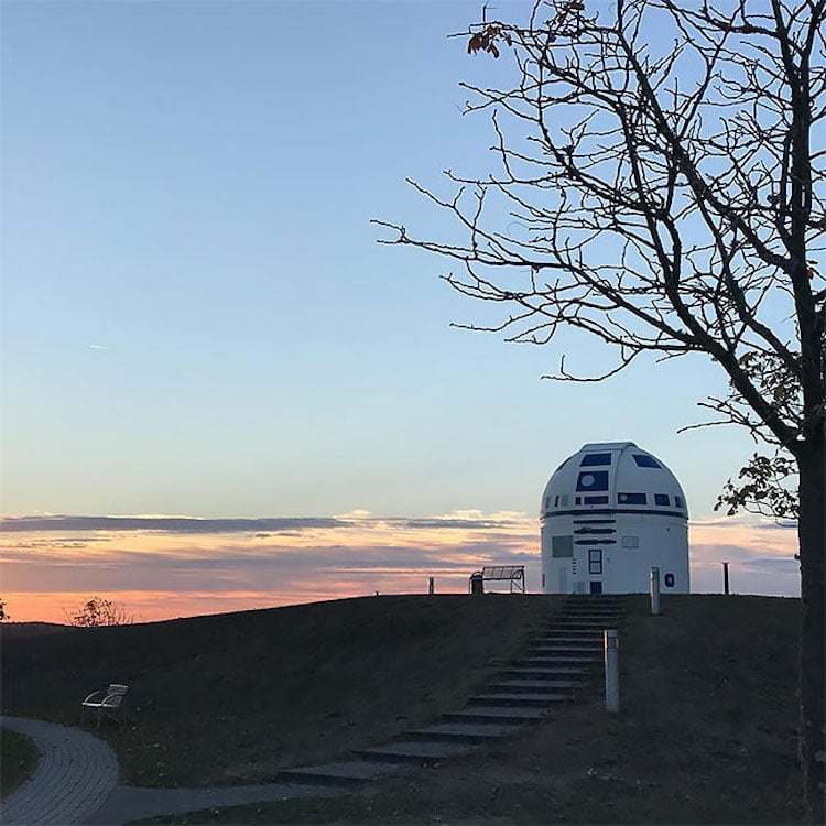 Giant R2-D2 Replica by Hubert Zitt