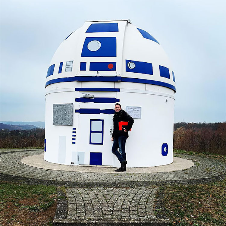 Giant R2-D2 Replica by Hubert Zitt