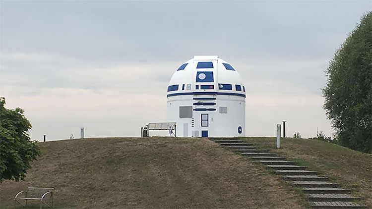 Giant R2-D2 Replica by Hubert Zitt