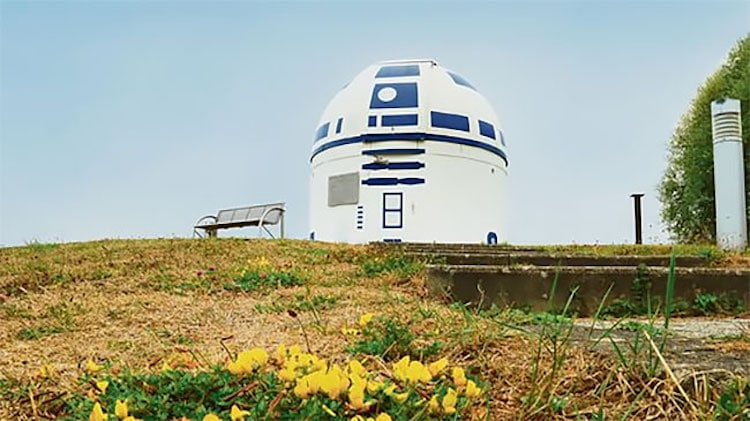 Giant R2-D2 Replica by Hubert Zitt