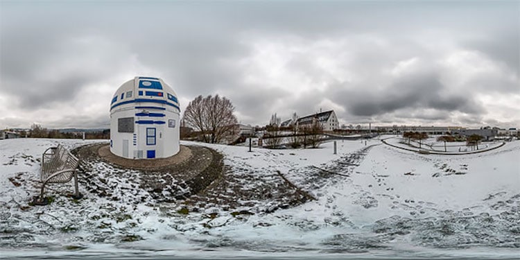 Giant R2-D2 Replica by Hubert Zitt