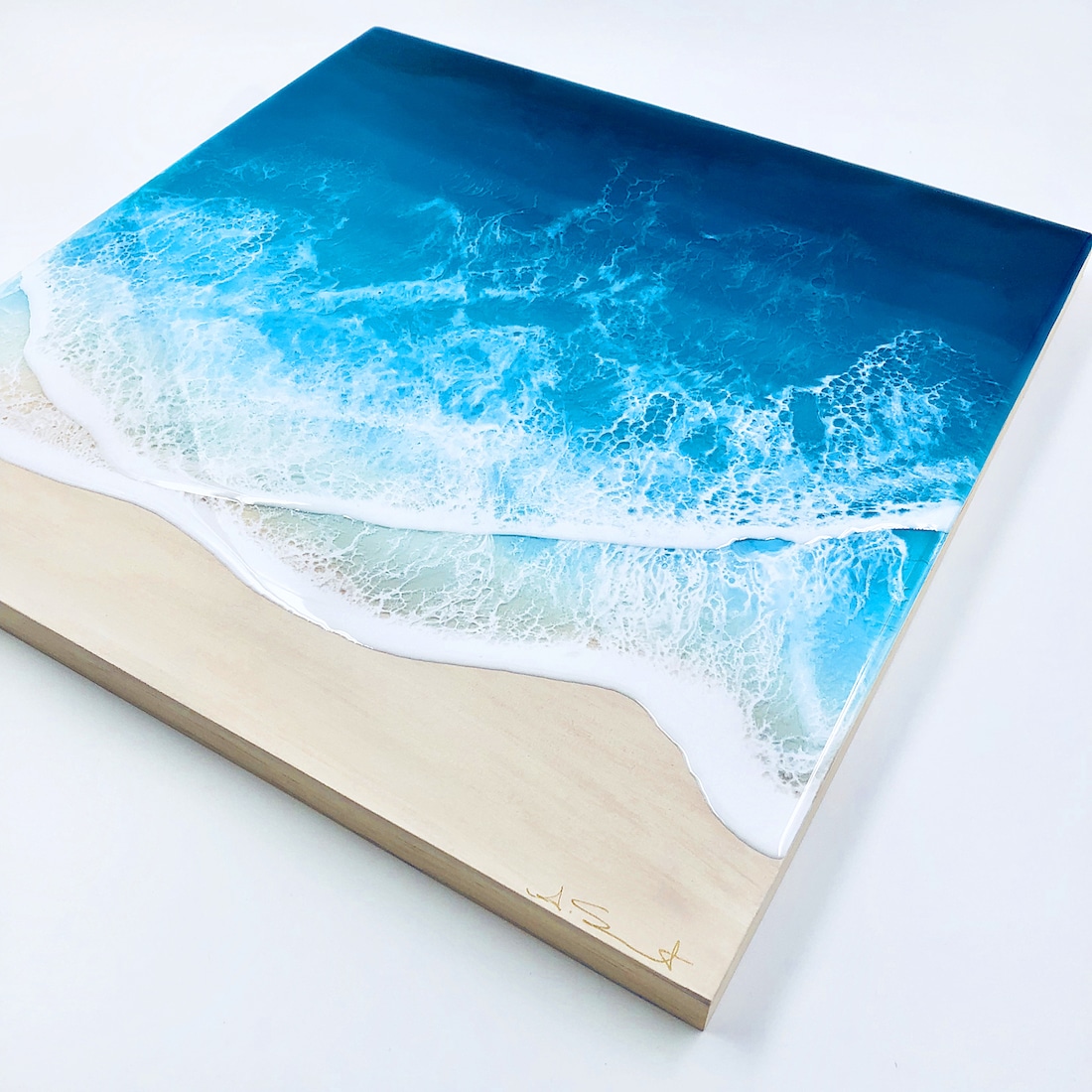 Interview: Anna Sweet Crafts Photorealistic Resin Waves for Liquid