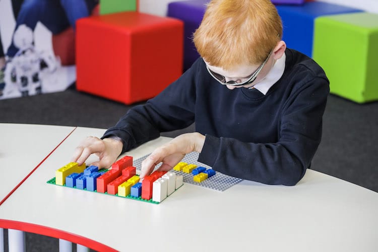 Frisør klamre sig pålægge LEGO Braille Bricks Will Help Visually Impaired Children Learn Braille