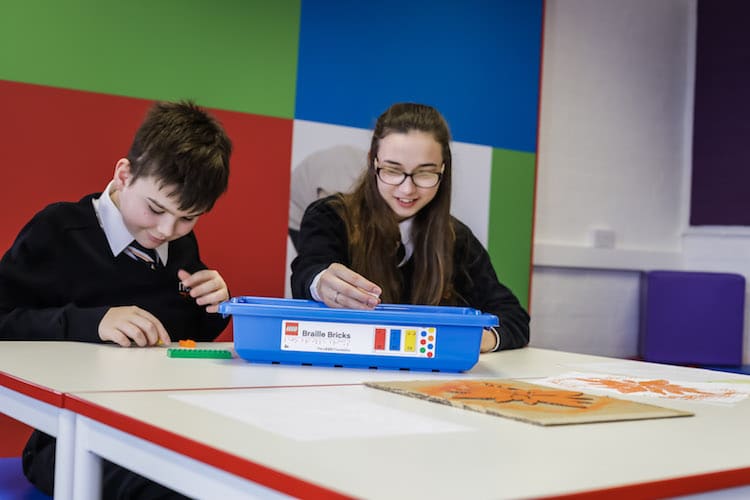 LEGO Braille Bricks i mattoncini che aiutano a leggere i bambini con disabilità visive