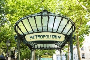 La historia detrás de los icónicos letreros 'art nouveau' del metro de ...
