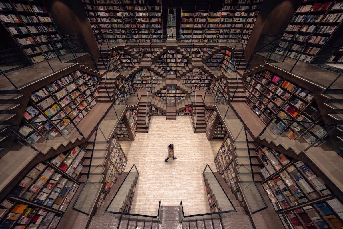 Interior de una librería contemporánea