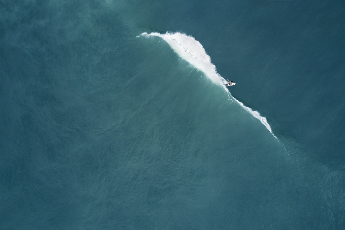 Fotos aéreas de surfistas Swell: Endless Blue por Drew Doggett