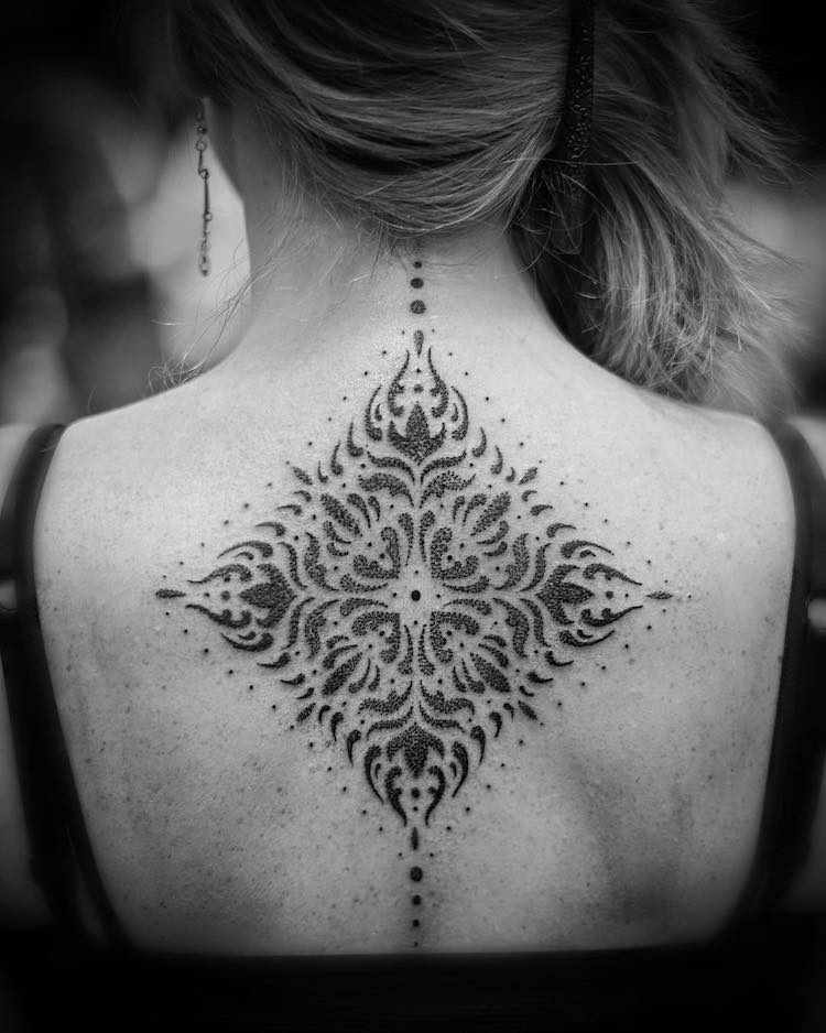 Tatouages géométriques en ligne fine Tatouages