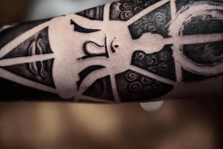 Tatuajes de geometría sagrada por Dillon Forte