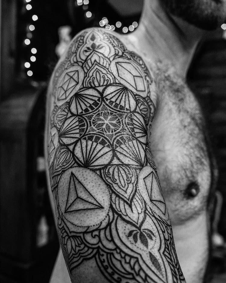 Tatuajes con geometría sagrada de Dillon Forte
