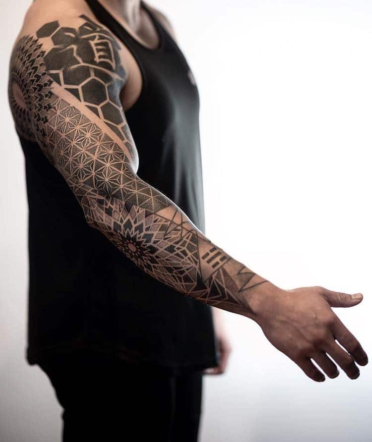Tatuajes geométricos en el brazo
