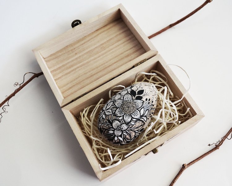 IlWooden Eggs Feature Detailed Drawings Inspired by Nature and Fantasy