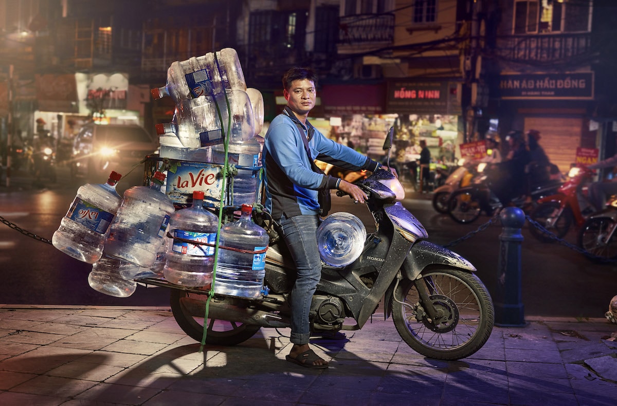 motociclistas de hanoi vietnam por Jon Enoch