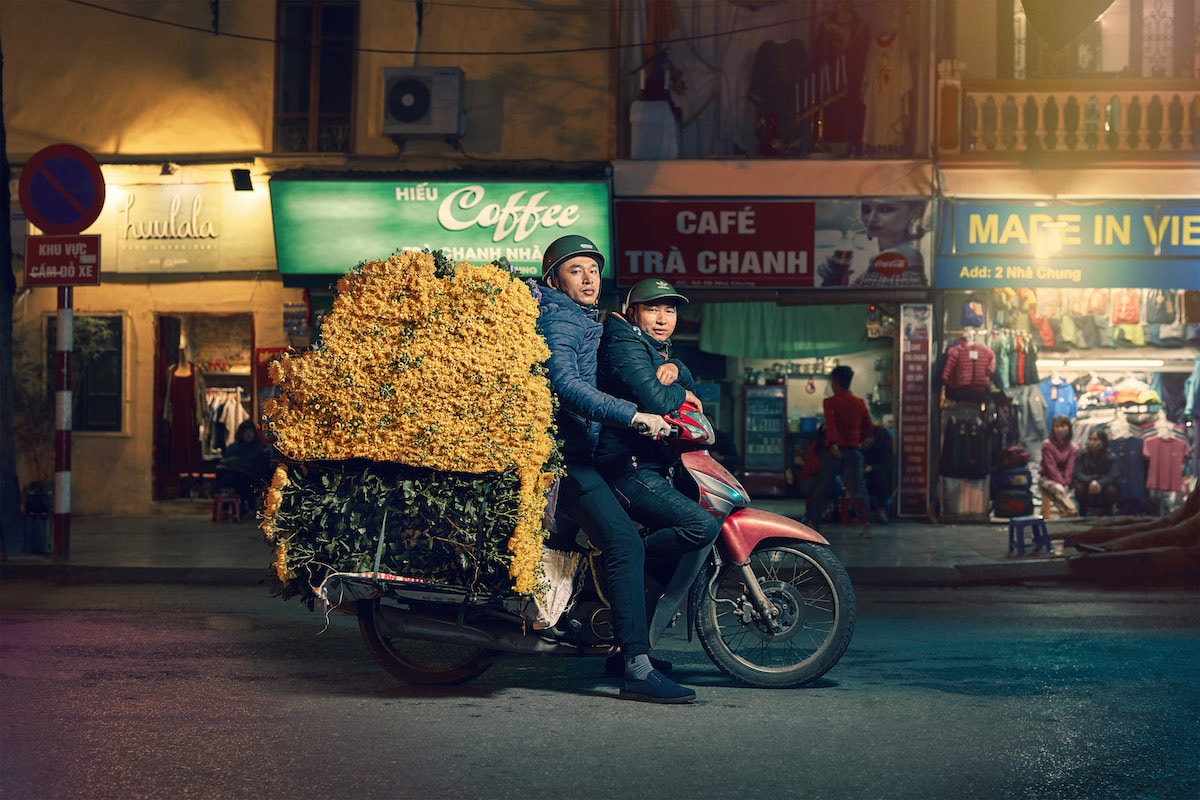 motociclistas de hanoi vietnam por Jon Enoch