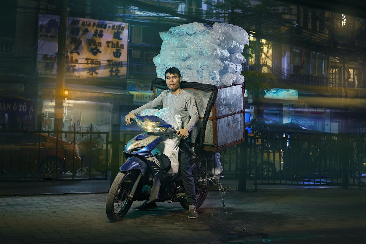 motociclistas de hanoi vietnam por Jon Enoch
