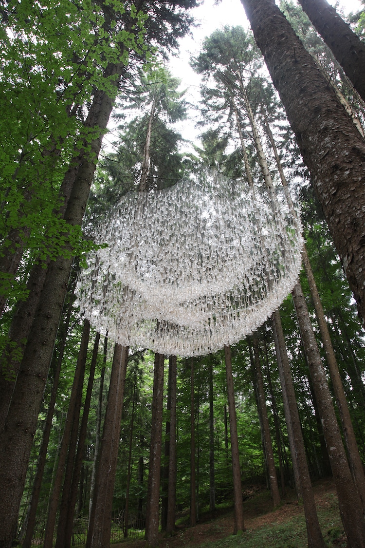 Instalación en el bosque por John Grade