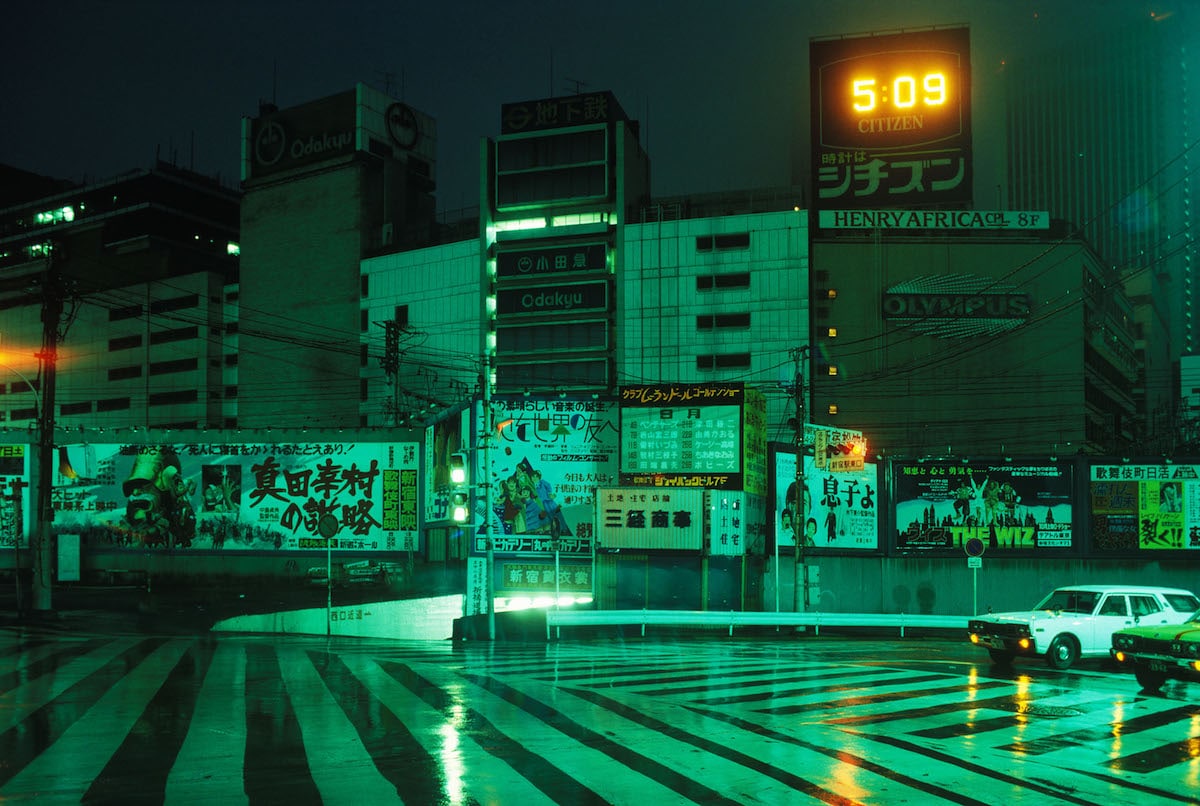 Shinjuku de noche en los años 70 por Greg Girard