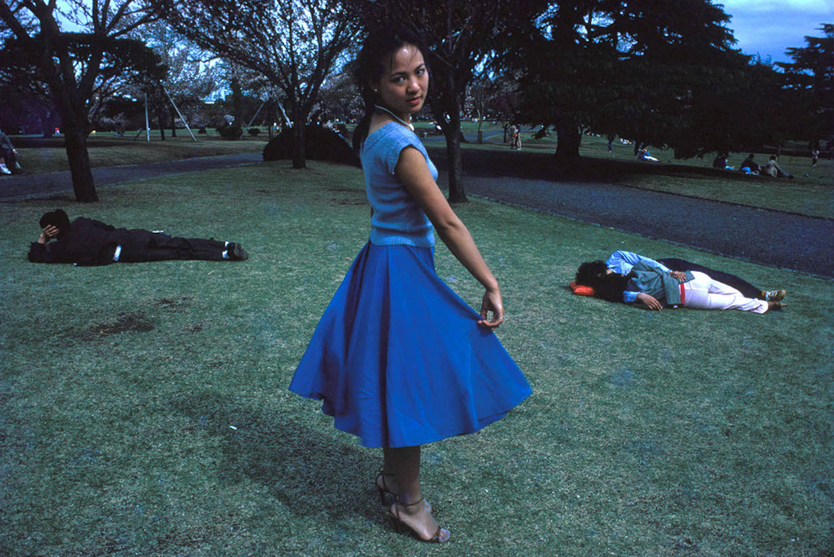 Niña en el parque Yoyogi por Greg Girard