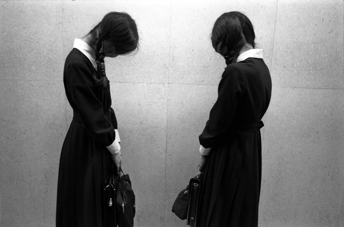 Dos estudiantes japonesas por Greg Girard