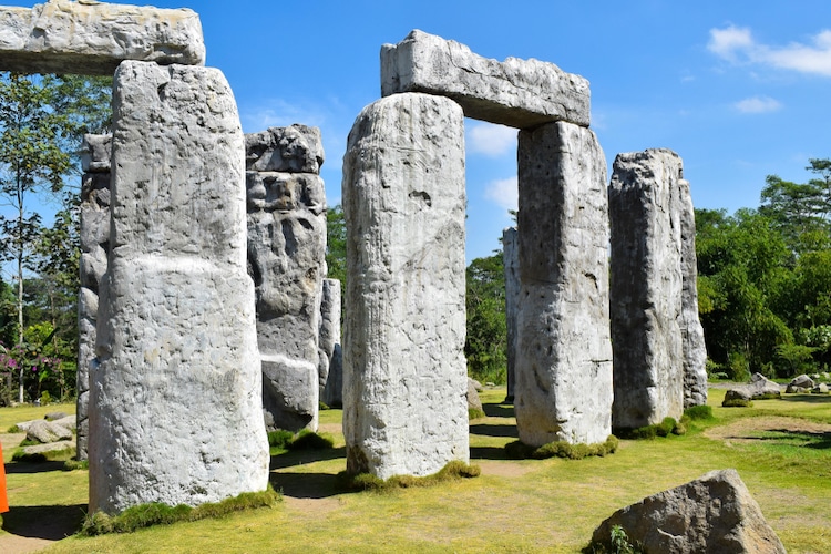 Stonehenge, History, Location, Map, Meaning, & Facts