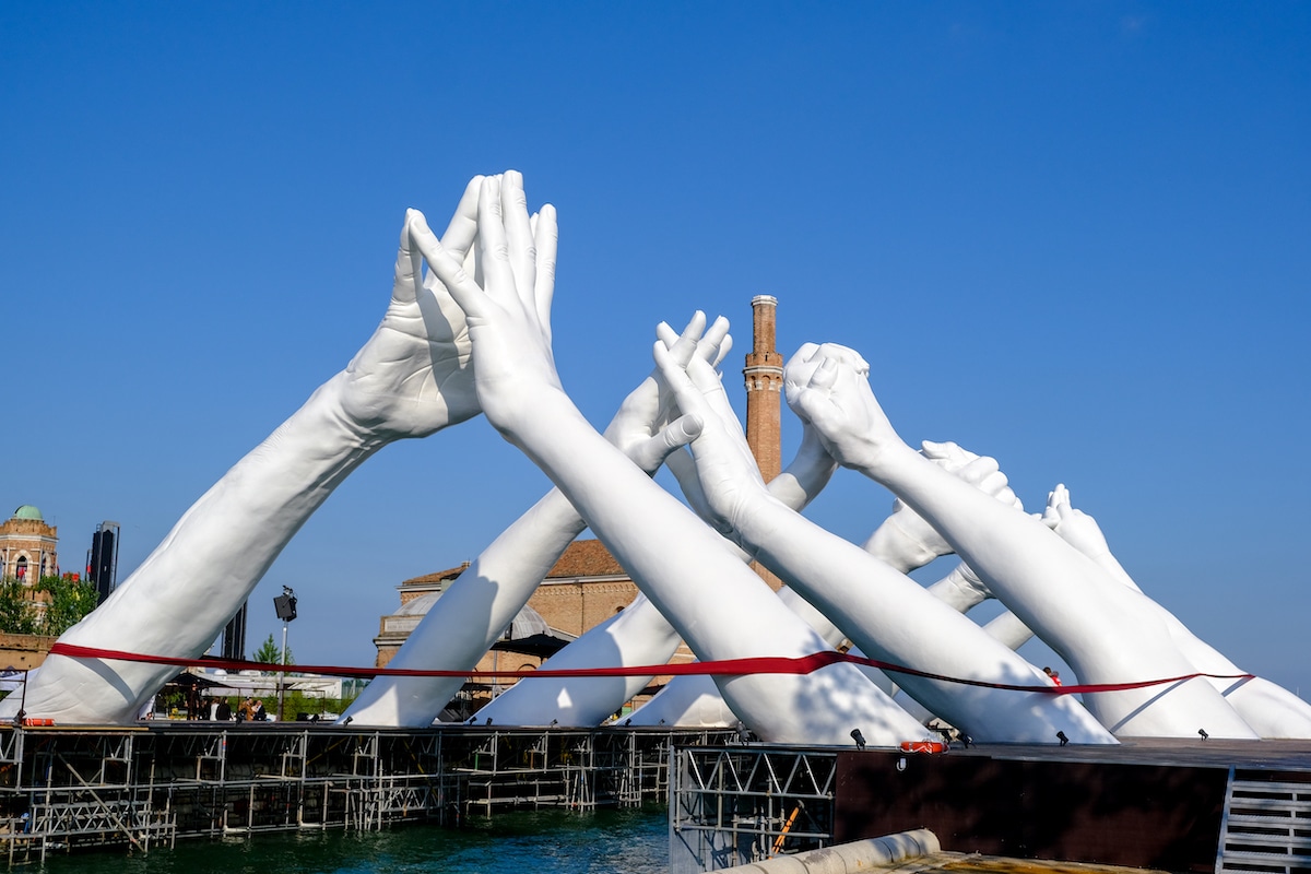Escultura de manos en Venecia por Lorenzo Quinn