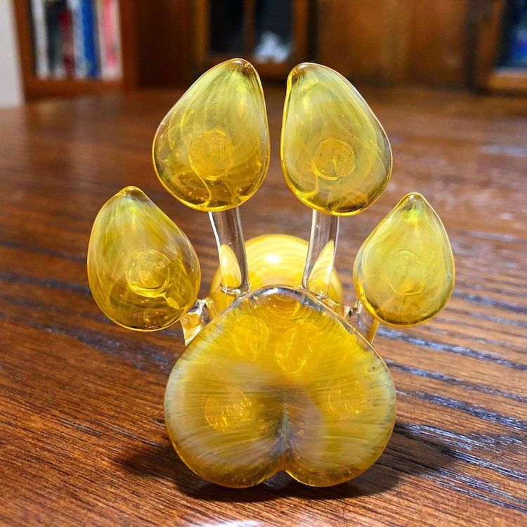 Pretty Glass Pet Memorial Paws Incorporate Real Ashes into ...