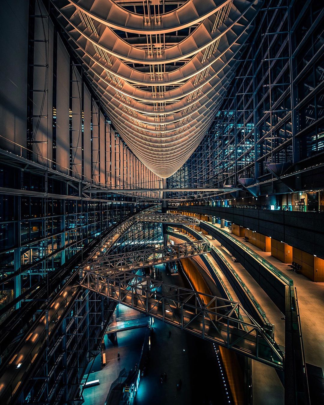 Vibrant Photos Capture the Energy of Tokyo Nightlife