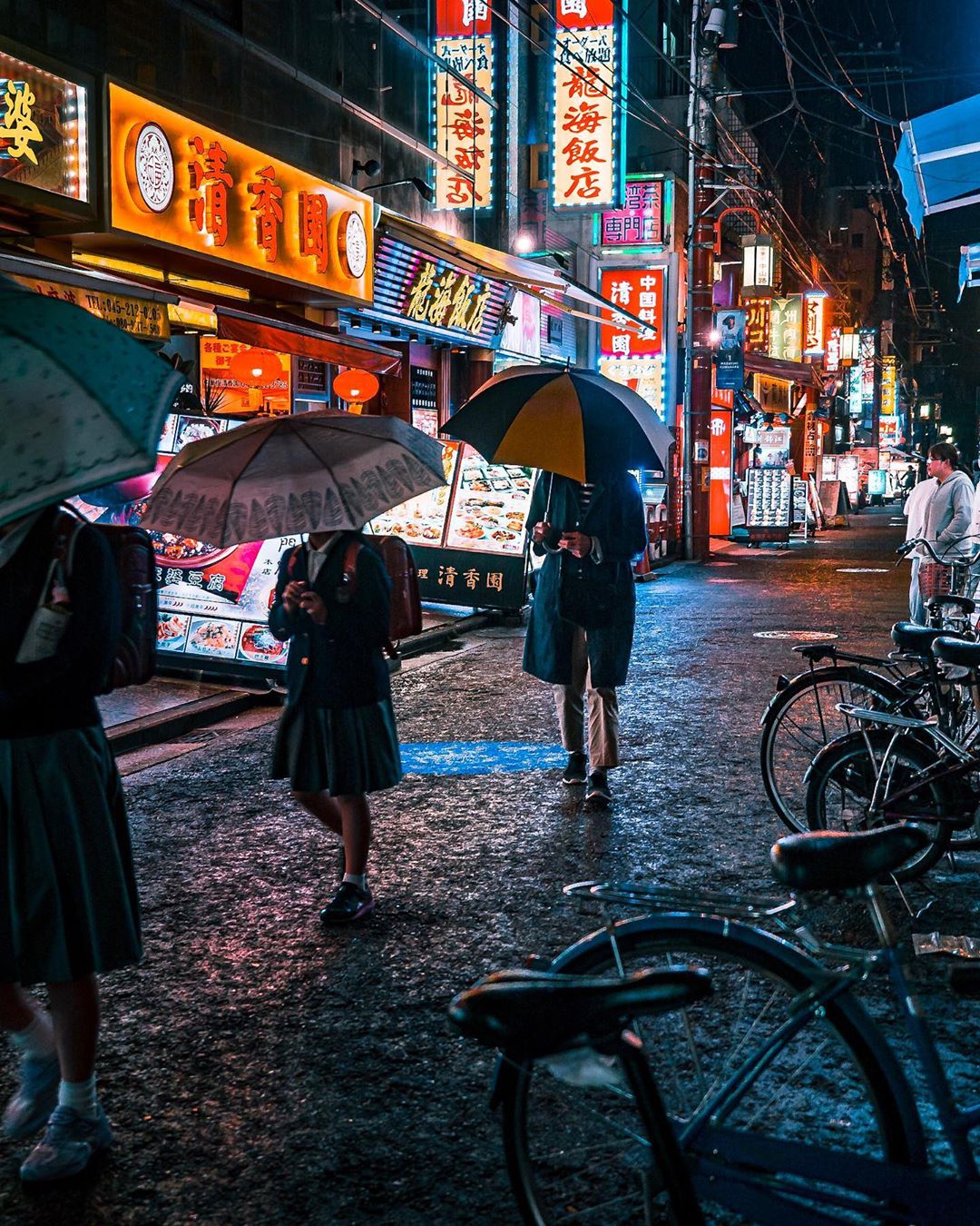 Vibrant Photos Capture the Energy of Tokyo Nightlife