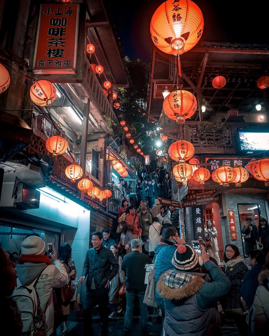 Vibrant Photos Capture The Energy Of Tokyo Nightlife