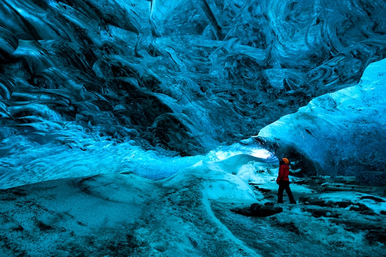 Cueva de hielo en el parque nacional de Vatnajökull en Islandia
