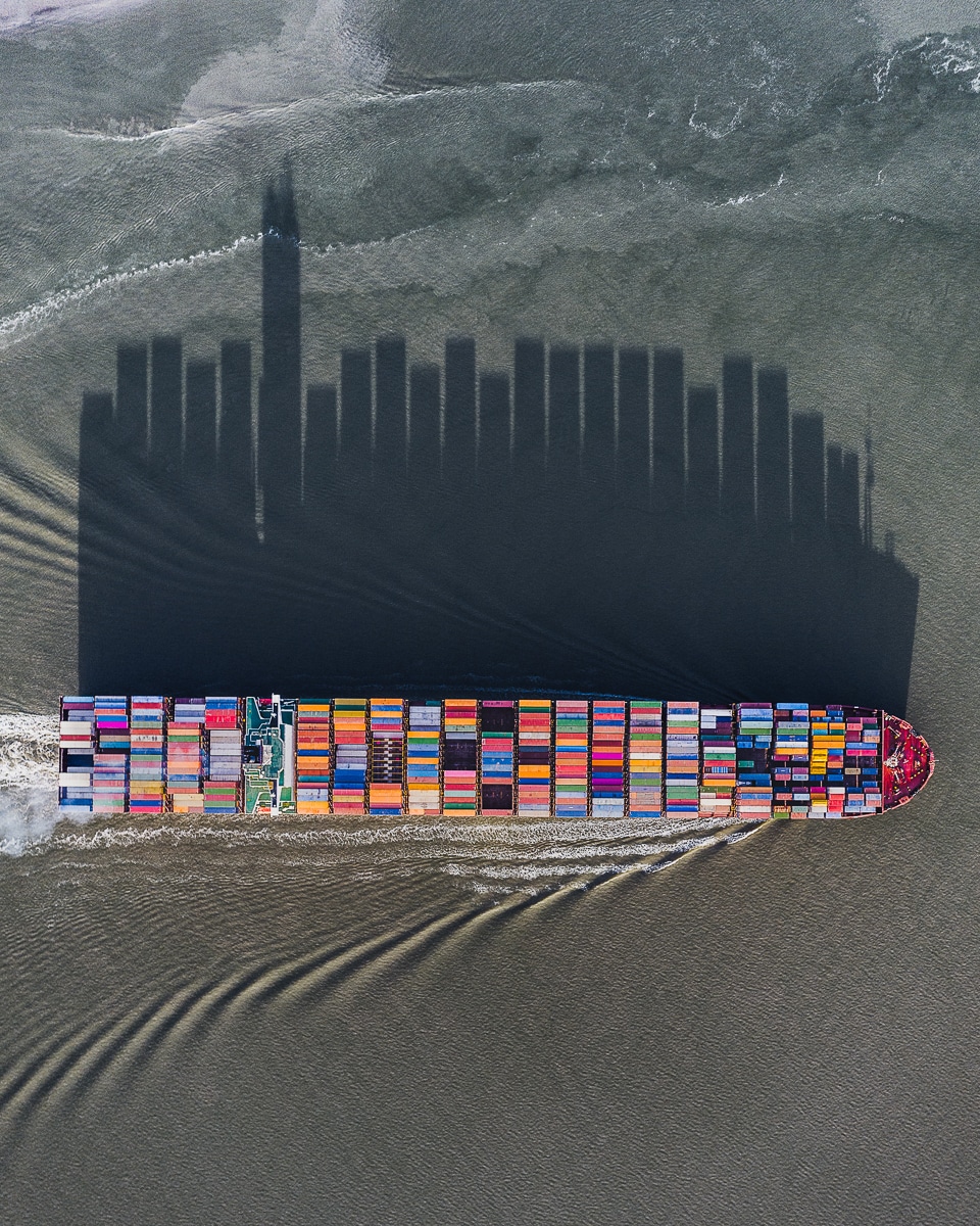 Abstract Aerial Art - foto de barco carguero que parece ciudad
