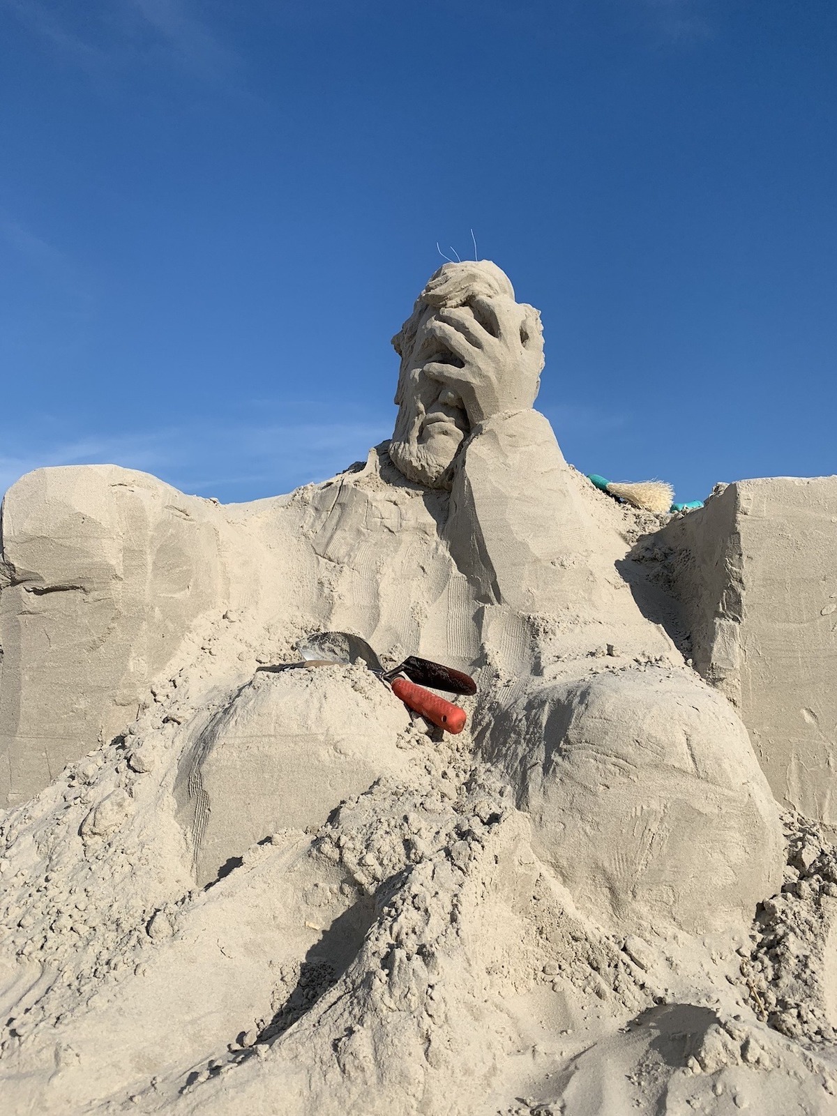 Awe-Inspiring Sand Sculpture of the Lincoln Memorial with Crumbling Base