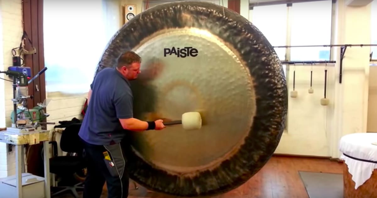 Descubre los sonidos hipnóticos de un gong de dos metros de diámetro