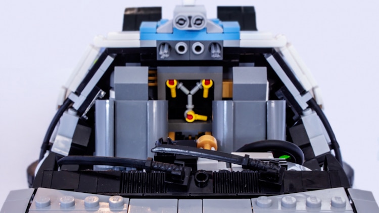 DeLorean de Volver al Futuro hecho en Lego