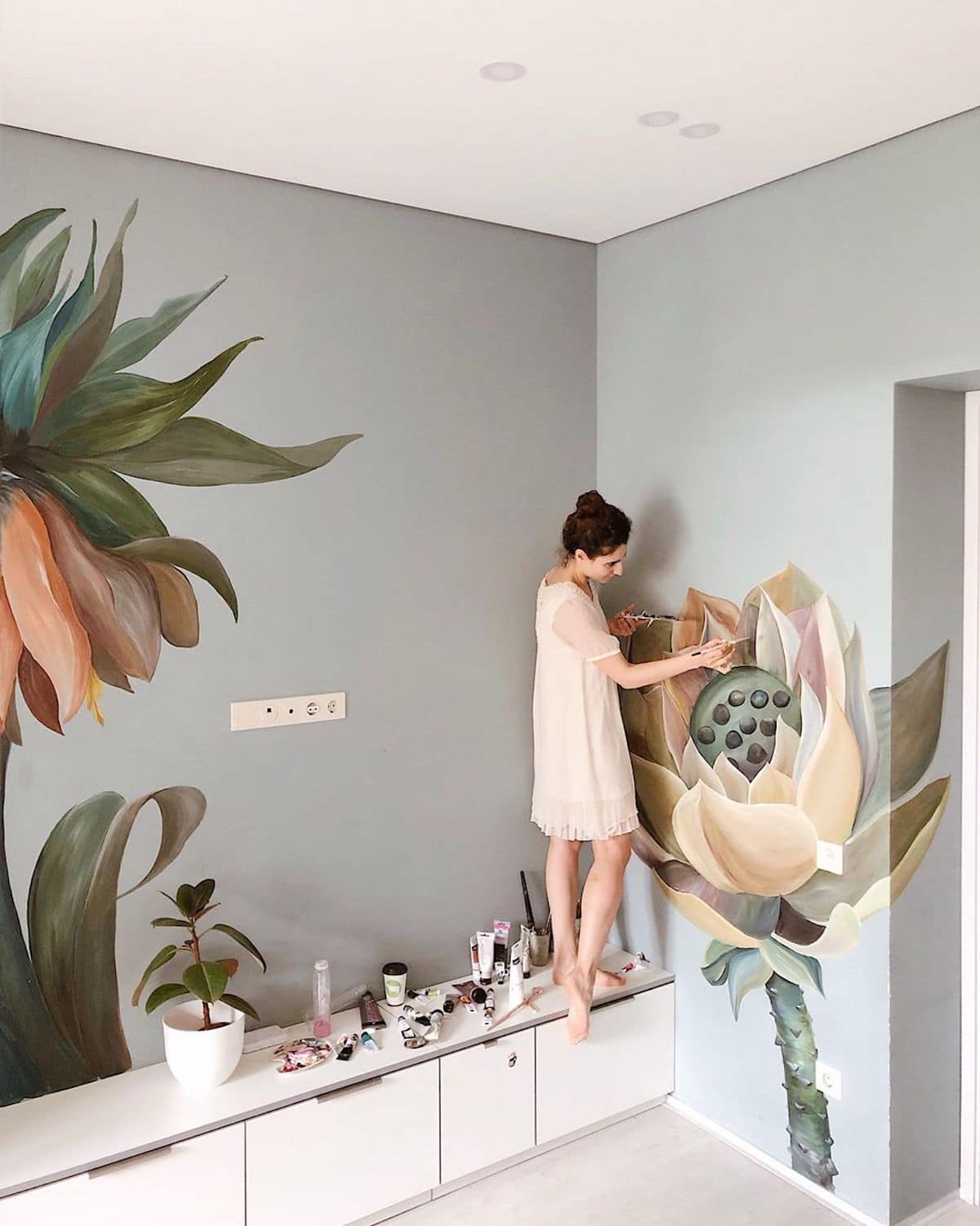 Murales de flores en la pared por Lilit Sargsyan