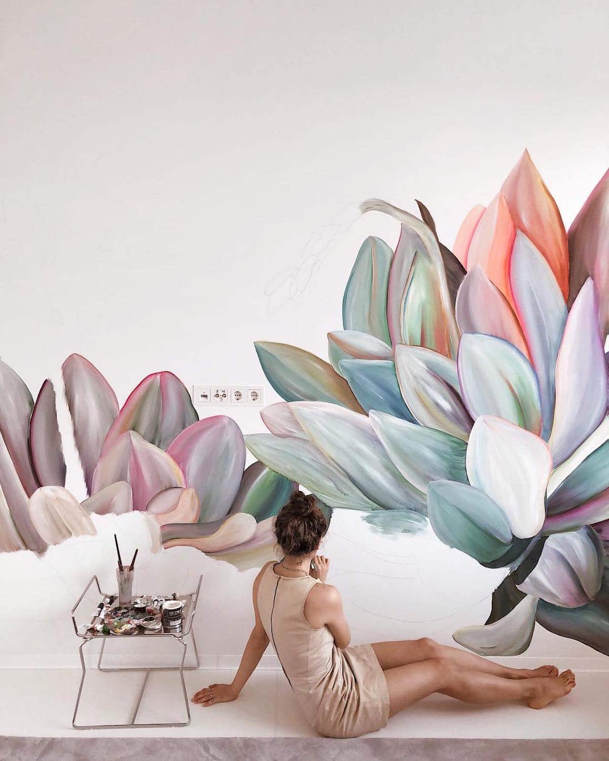 Murales de flores en la pared por Lilit Sargsyan