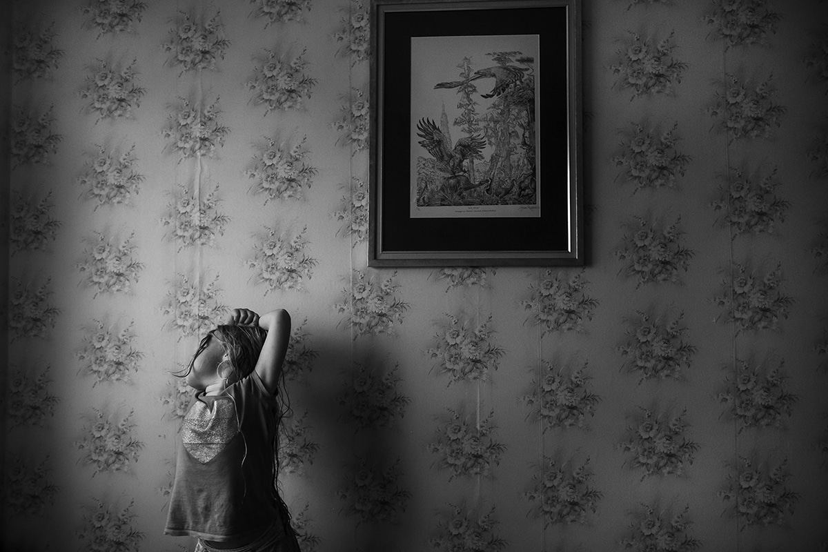 fotos de niños en blanco y negro por Niki Boon