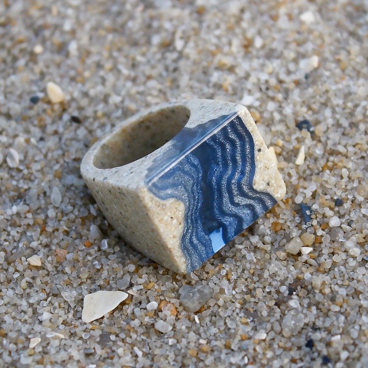 Gioielli di sabbia marina e resina ispirati dalla natura australiana di Britta Boeckmann