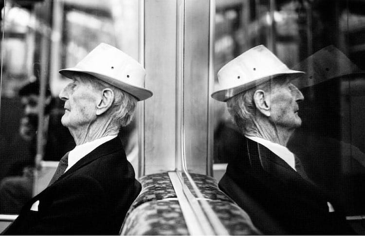 Anciano en el metro por Alan Schaller