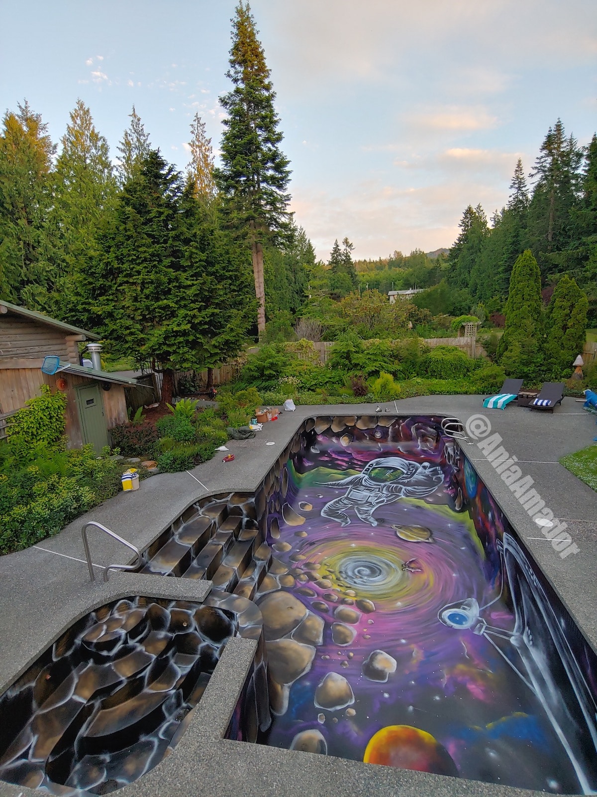 Mural dentro de una piscina por Ania Amador