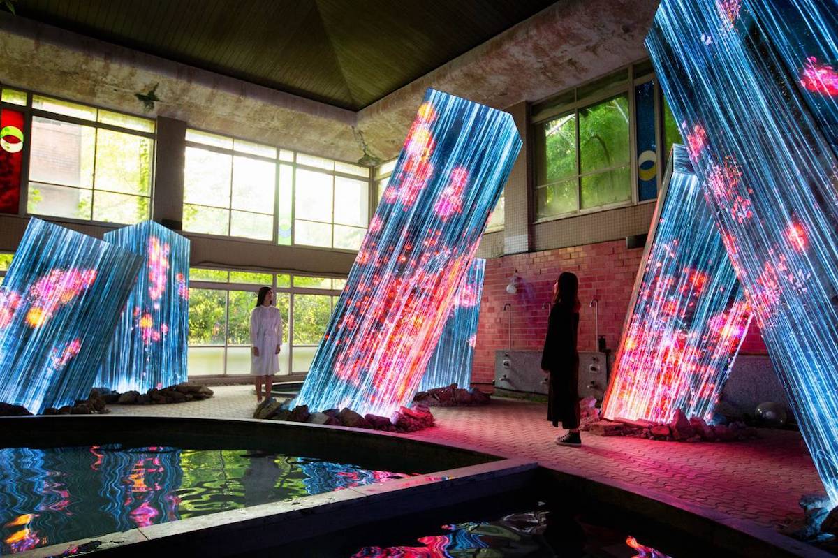 Instalación artística en casa de baño por teamLab