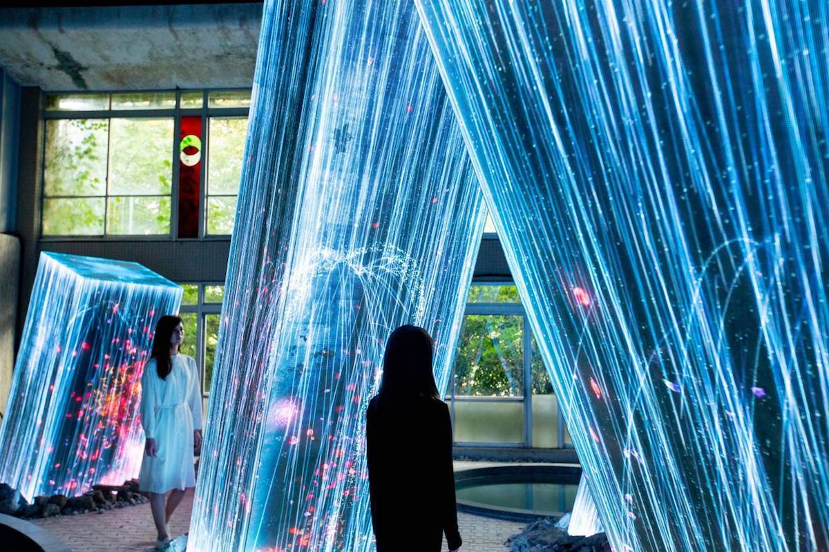 Instalación artística en casa de baño japonesa por teamLab