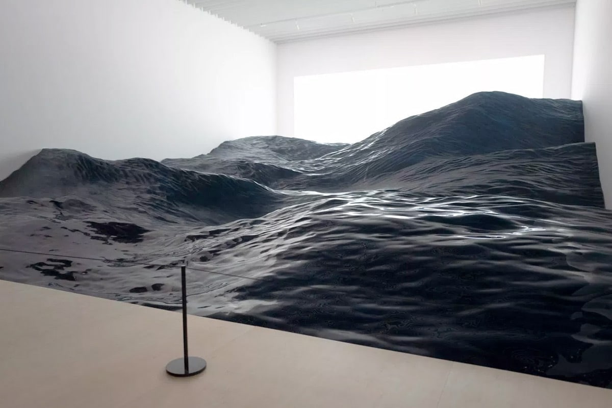 Instalación de olas del mar por Mé en el Museo de Arte Mori