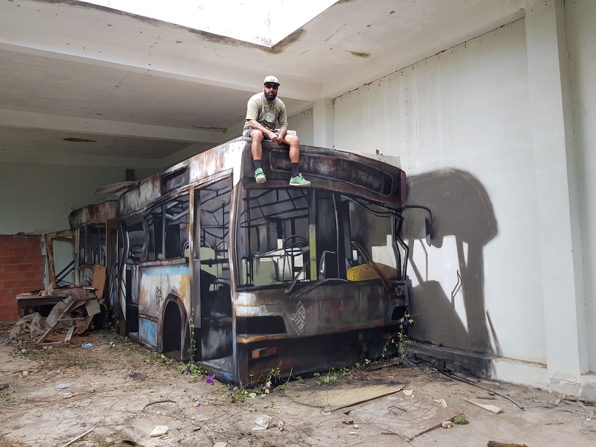 ilusion optica de autobus abandonado por Odeith