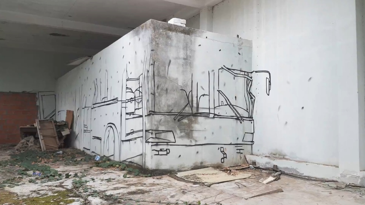 ilusión óptica de autobús abandonado por Odeith graffiti